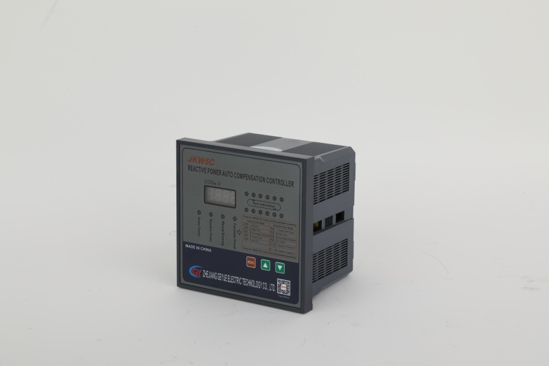 Por que é necessário instalar um controlador no gabinete de compensação?
