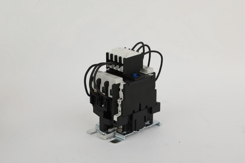 Como o contator do CJ19 CA aciona o sistema elétrico?