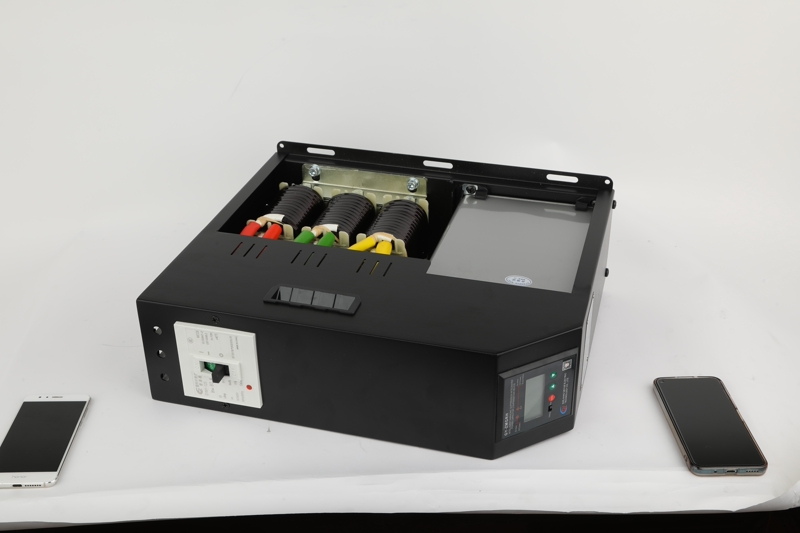 Como os capacitores inteligentes permitem que os painéis de compensação se adaptem automaticamente às alterações de carga e otimizem a compensação de energia reativa?