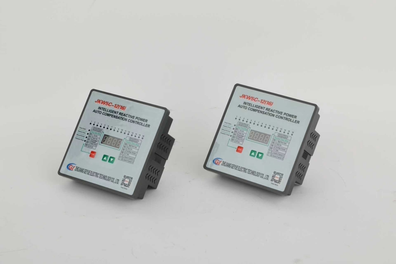 Com uma alta proporção de energia renovável conectada, como o controlador automático do fator de potência atua como estabilizador da rede?