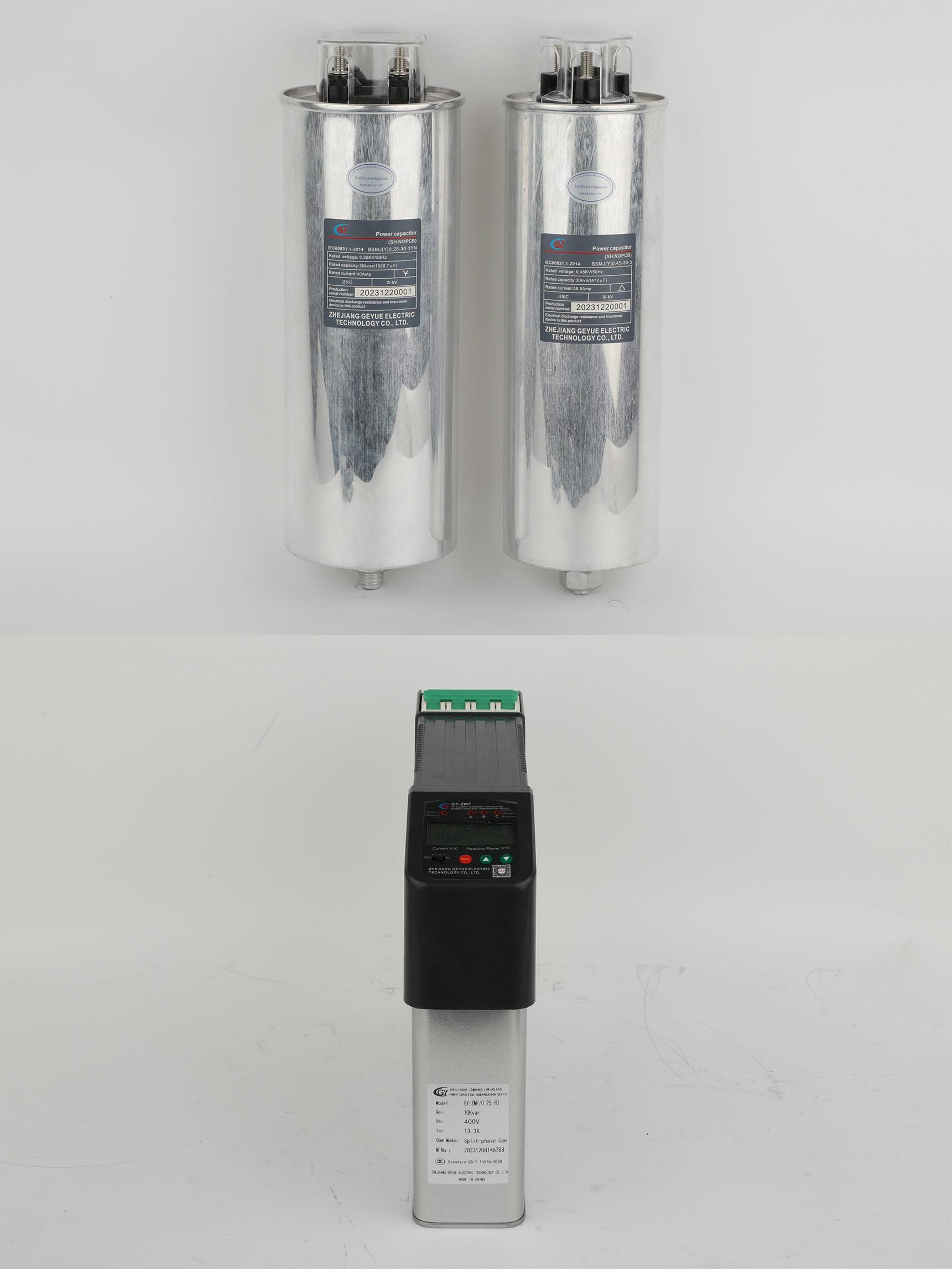 Como os capacitores “inteligentes” com controladores integrados e recursos de comunicação diferem dos módulos capacitores tradicionais em um sistema?