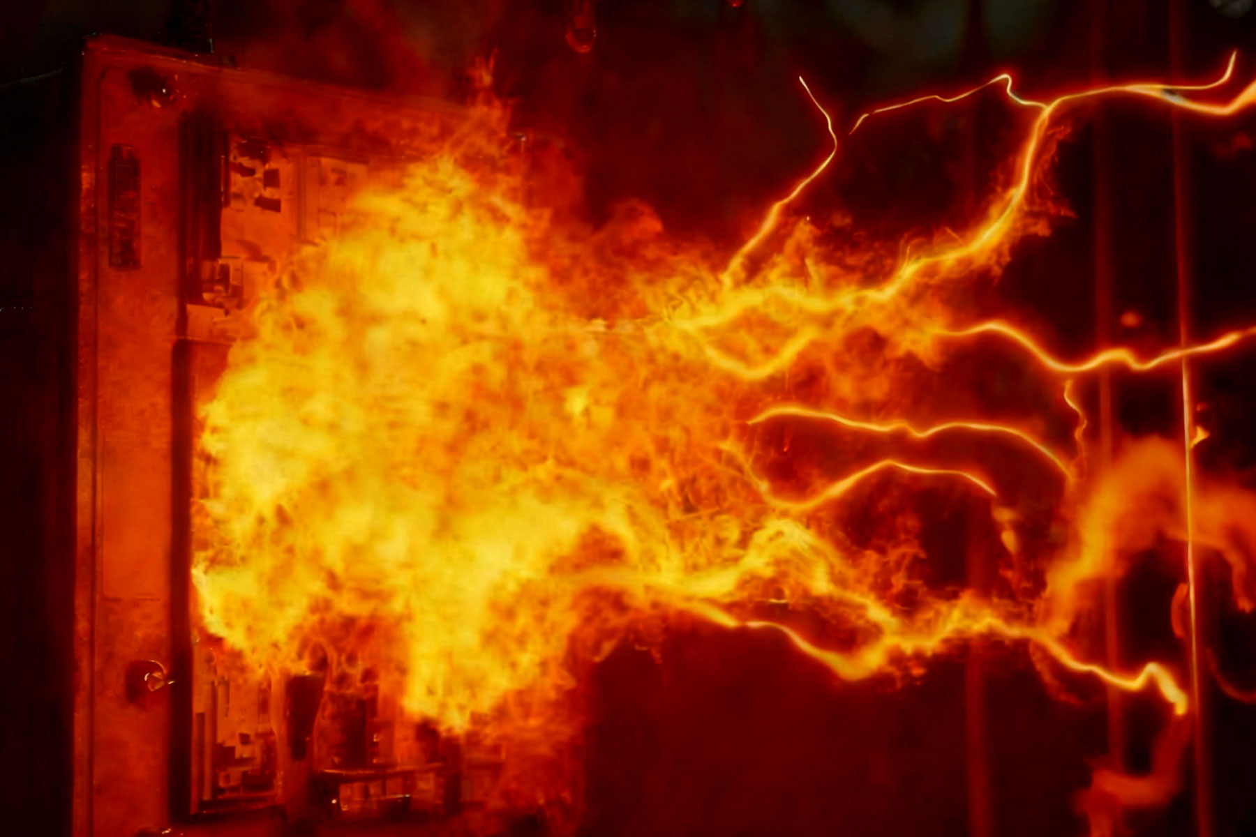 Quais são os riscos de arco elétrico associados à comutação de bancos de capacitores e como eles podem ser mitigados?