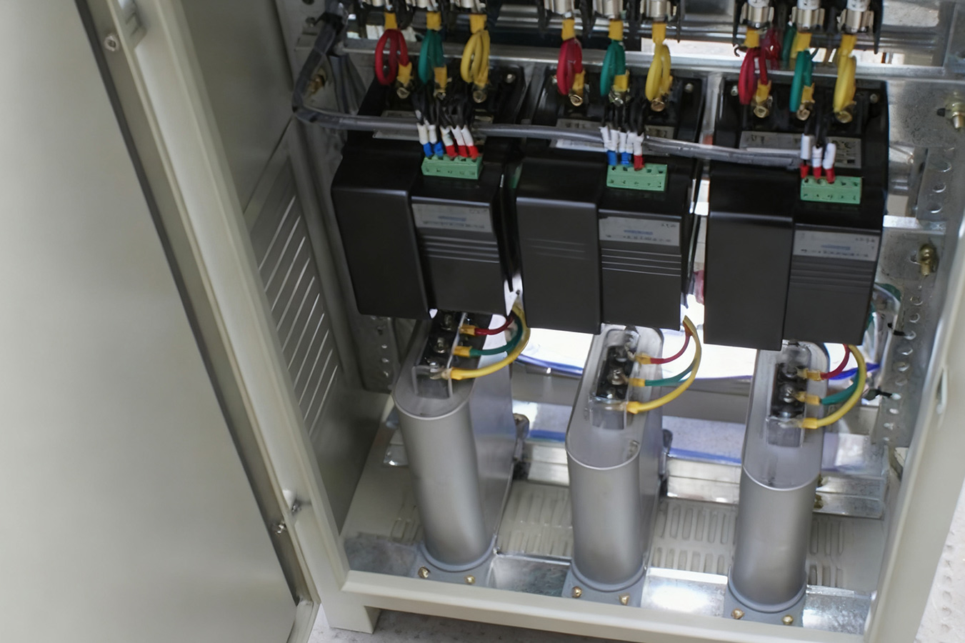 Como determinamos a localização ideal para capacitores shunt auto-reparáveis ​​dentro de uma rede de distribuição elétrica complexa?