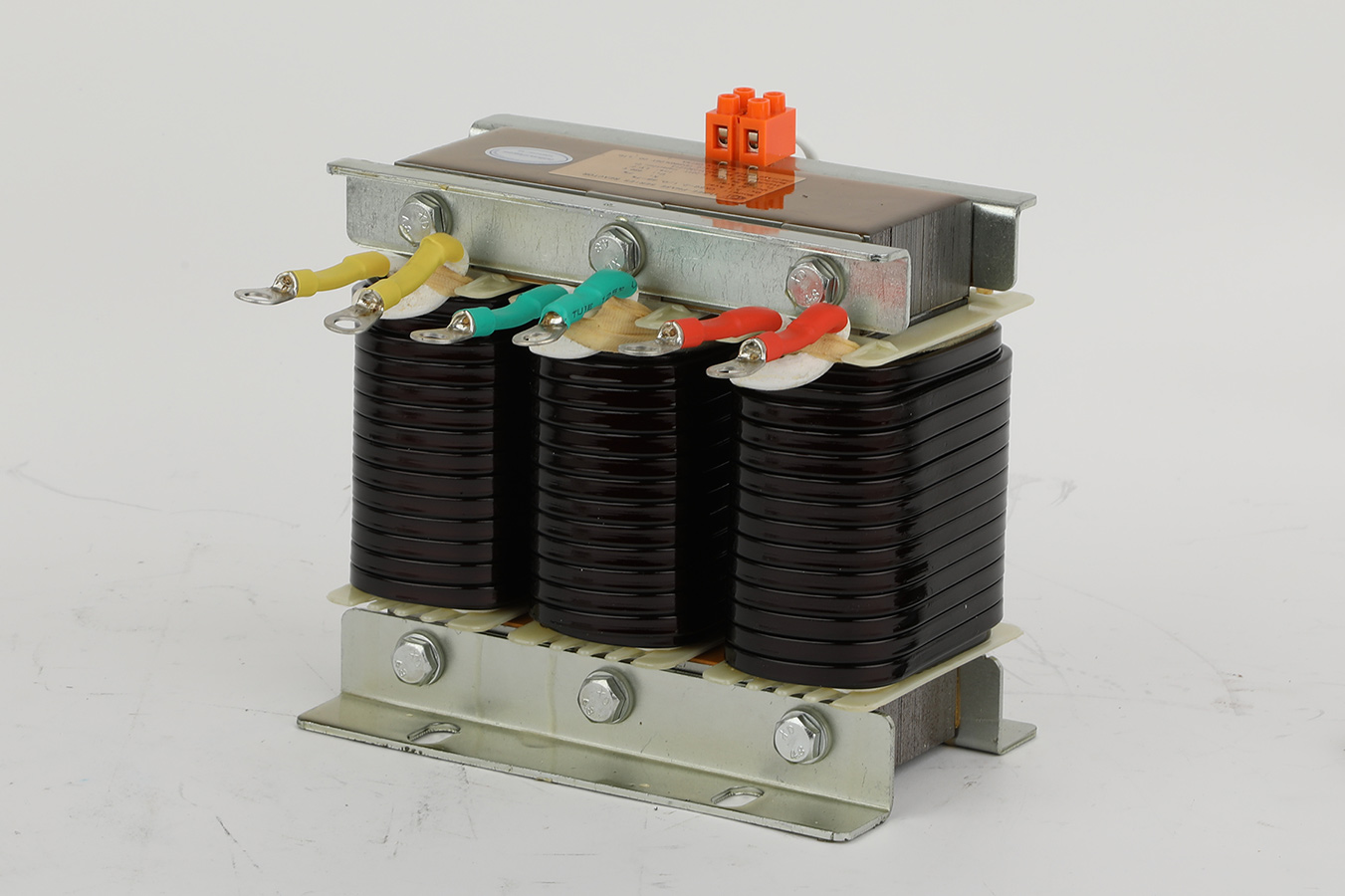 Como dimensionamos adequadamente um reator de dessintonização para garantir a proteção do capacitor sem comprometer a capacidade de compensação?