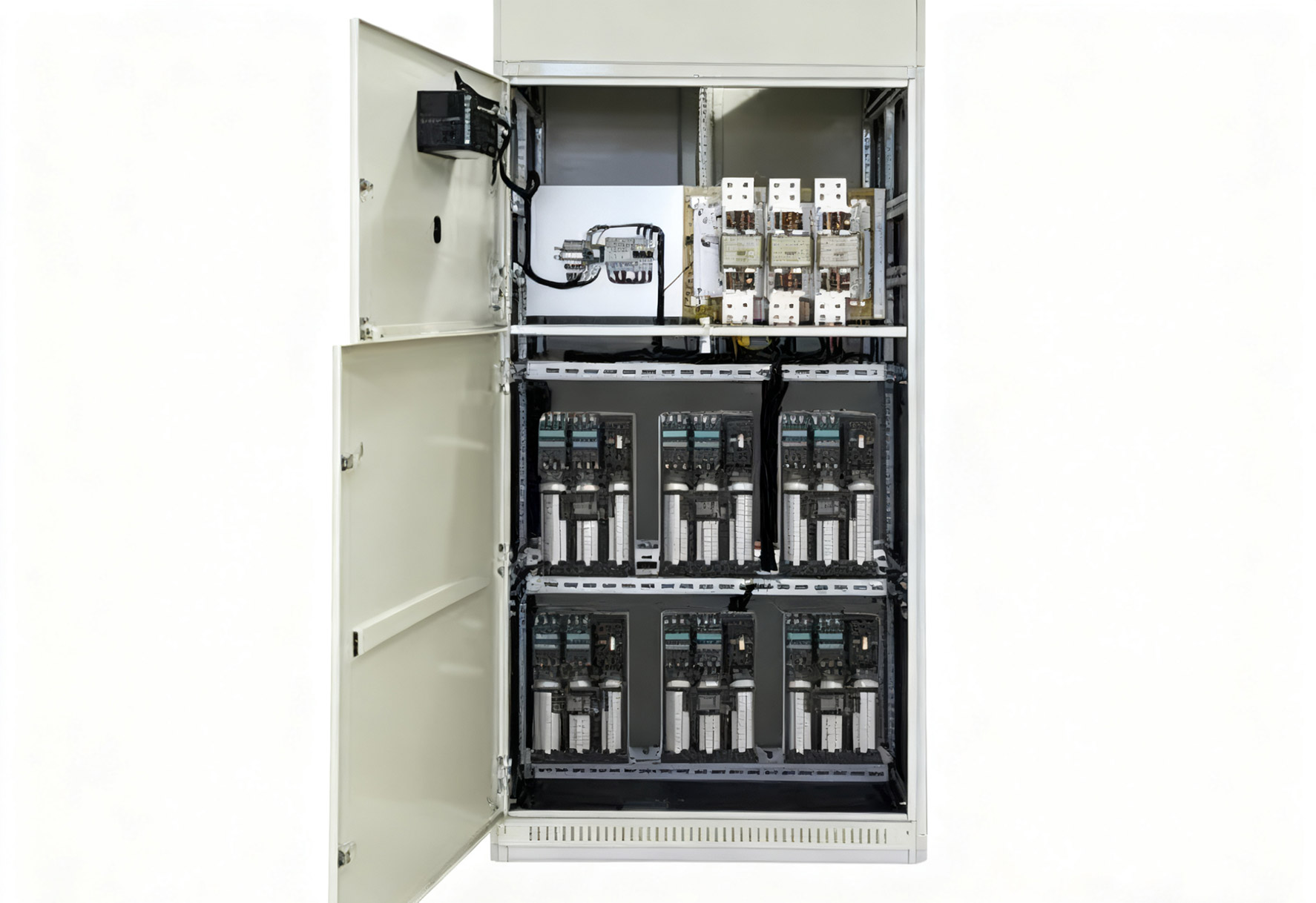 O que o valor “D/kVar” de um capacitor nos diz sobre sua densidade de energia e tamanho físico?