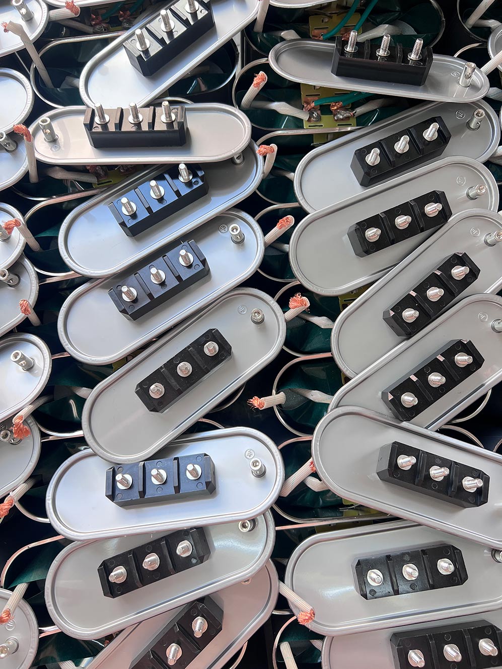 Qual é a importância dos valores de torque ao conectar os terminais de potência do capacitor e quais são os riscos de aperto inadequado?