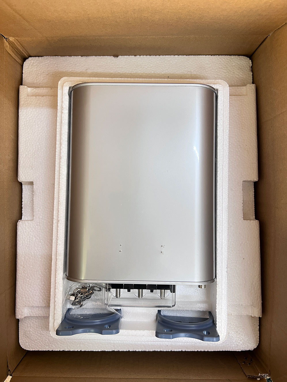 Quais são as verificações essenciais durante o comissionamento no local de novos capacitores?